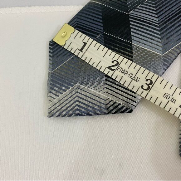 Van Heusen Men’s Tie Gray Zigzags - Picture 2 of 3